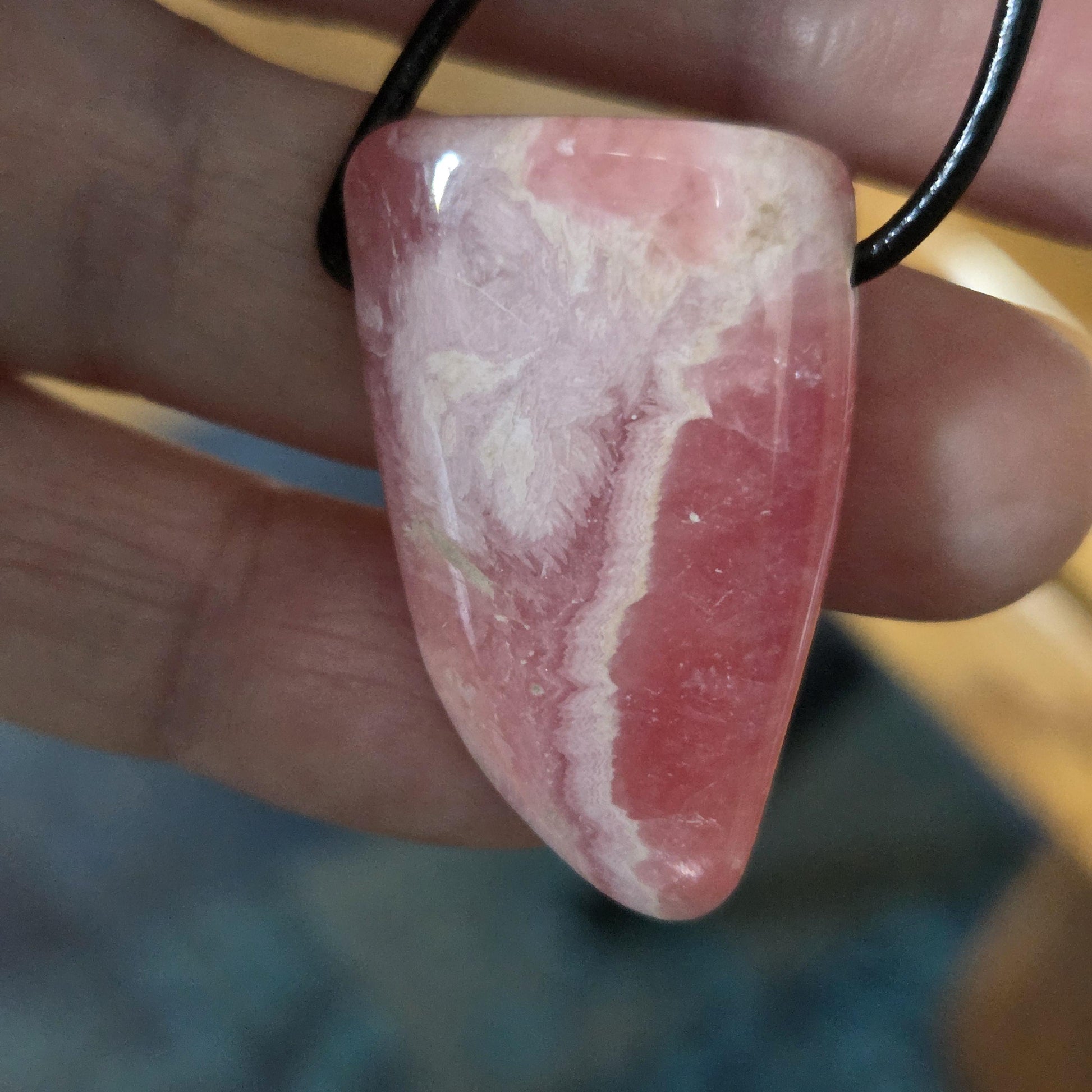 Hübscher Rhodochrosit Stäbchen Anhänger, 34 x 21 x 8 mm, gebohrt, an verstellbarem Lederband