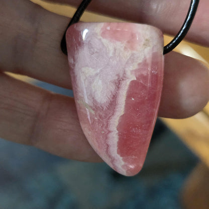 Hübscher Rhodochrosit Stäbchen Anhänger, 34 x 21 x 8 mm, gebohrt, an verstellbarem Lederband
