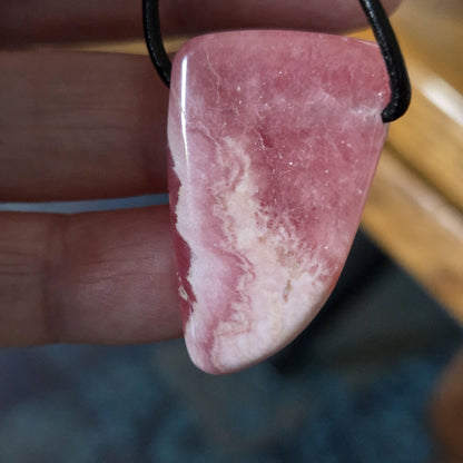 Hübscher Rhodochrosit Stäbchen Anhänger, 34 x 21 x 8 mm, gebohrt, an verstellbarem Lederband