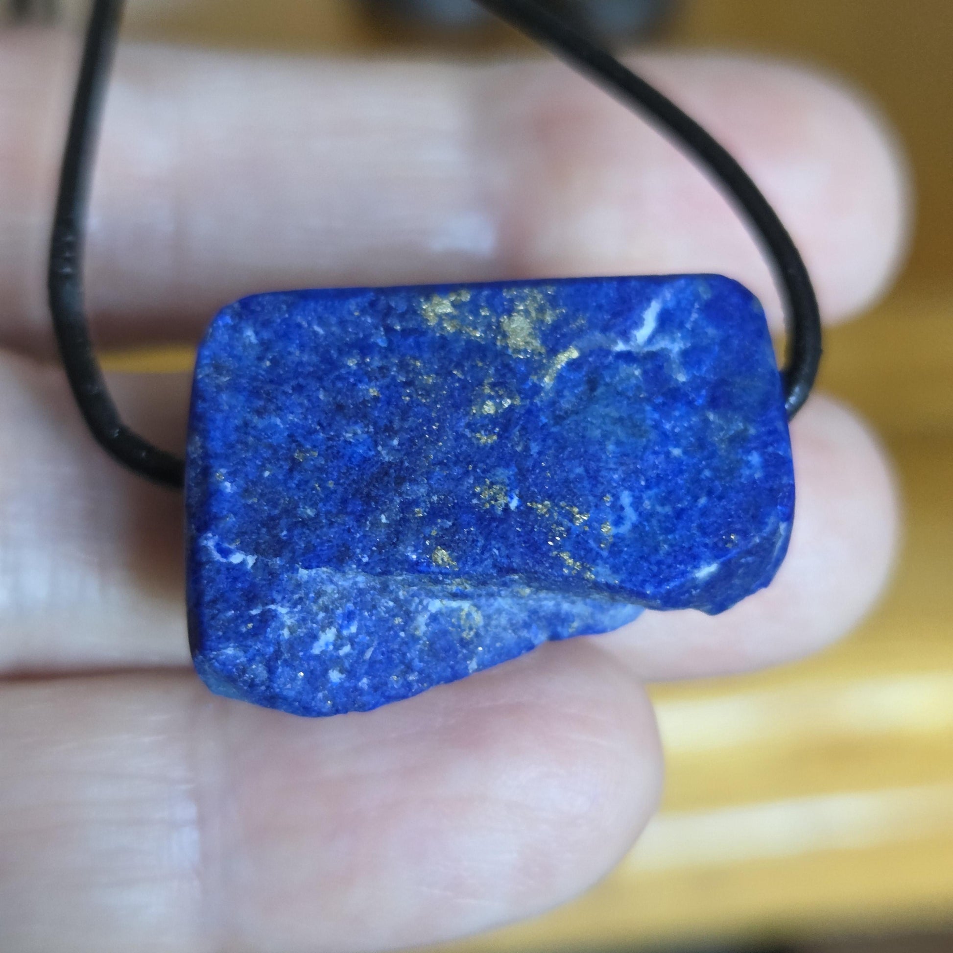 Lapislazuli Lapis Lazuli Anhänger, Stein der Engel, 18 x 25 x 15 mm, gebohrt, an verstellbarem Lederband
