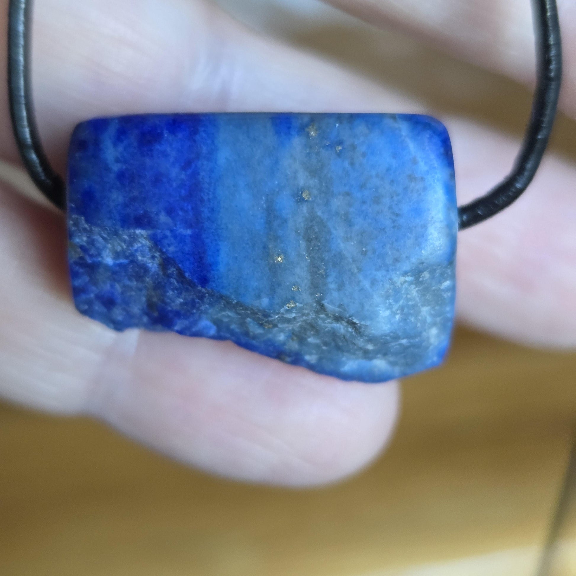 Lapislazuli Lapis Lazuli Anhänger, Stein der Engel, 18 x 25 x 15 mm, gebohrt, an verstellbarem Lederband