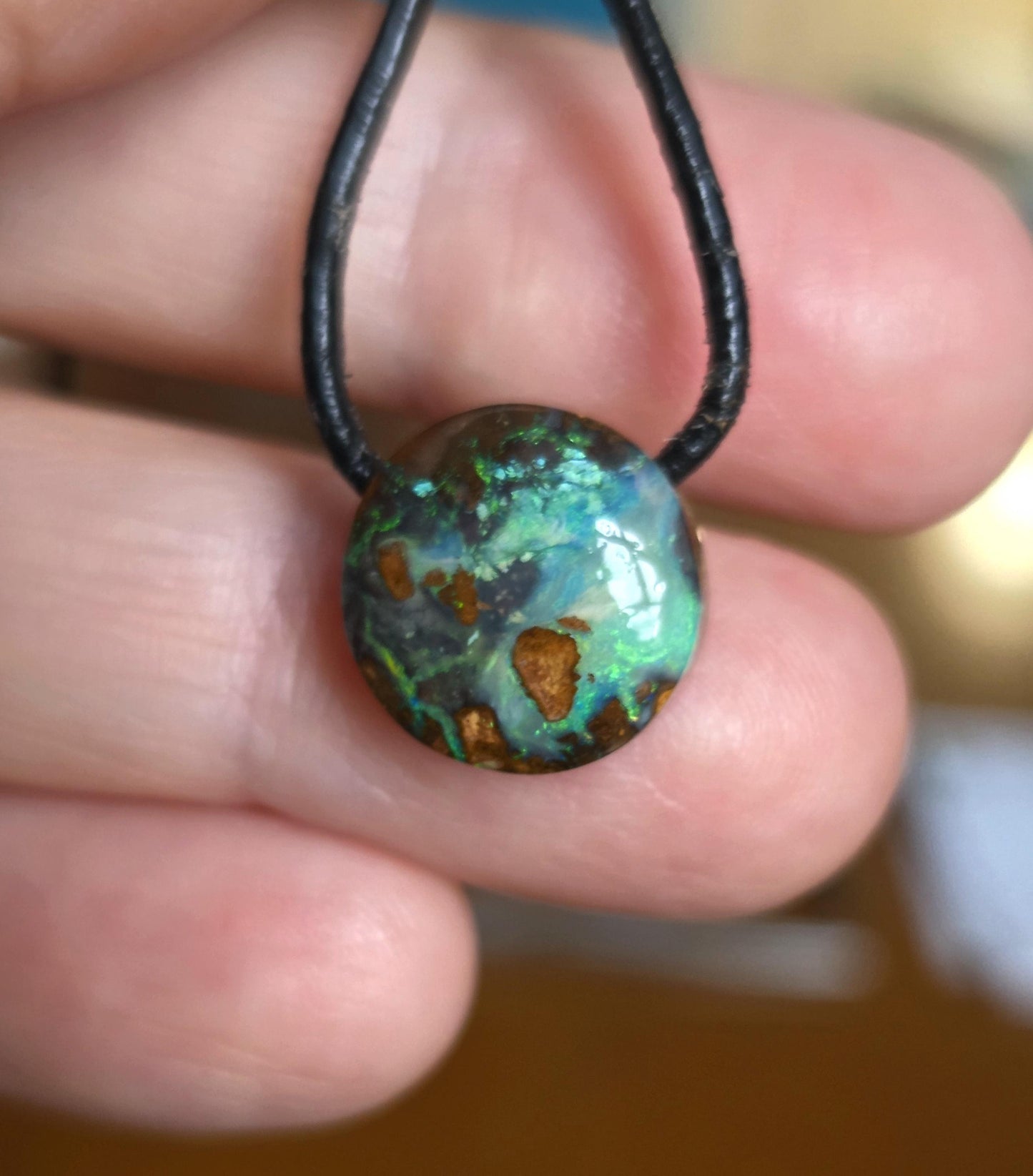 Kleiner flashfire grüner Boulder Opal, Boulderopal Anhänger, Winton Queensland Australien, an verstellbarem Lederband
