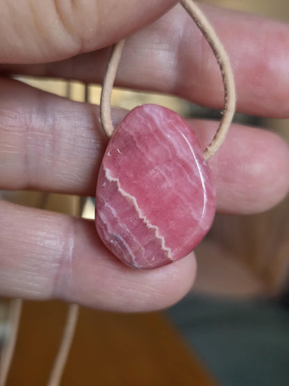 Rhodochrosit Anhänger, 26 x 18 x 8 mm, an verstellbarem Lederband, Boho , Rosa Naturstein Kette , Heilstein, Herzöffnung & Selbstliebe