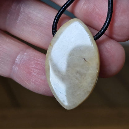 Echter Mondstein, cremefarben perlmutt Anhänger Navette förmig, 31 x 19 x 7 mm, gebohrt, an verstellbarem Lederband