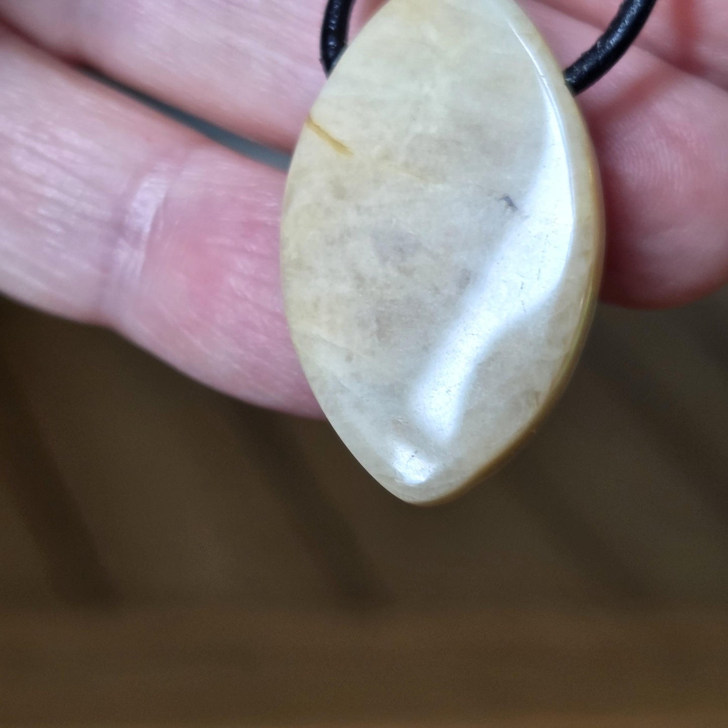 Echter Mondstein, cremefarben perlmutt Anhänger Navette förmig, 31 x 19 x 7 mm, gebohrt, an verstellbarem Lederband