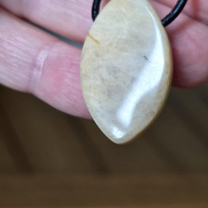 Echter Mondstein, cremefarben perlmutt Anhänger Navette förmig, 31 x 19 x 7 mm, gebohrt, an verstellbarem Lederband