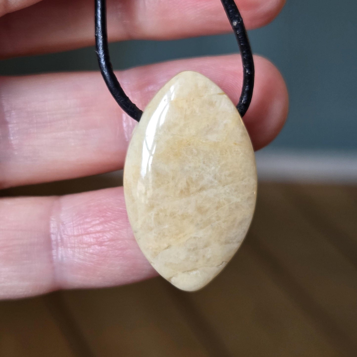 Echter Mondstein, cremefarben perlmutt Anhänger Navette förmig, 31 x 19 x 7 mm, gebohrt, an verstellbarem Lederband