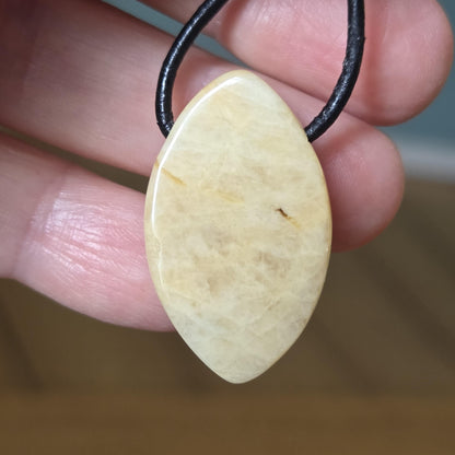 Echter Mondstein, cremefarben perlmutt Anhänger Navette förmig, 31 x 19 x 7 mm, gebohrt, an verstellbarem Lederband
