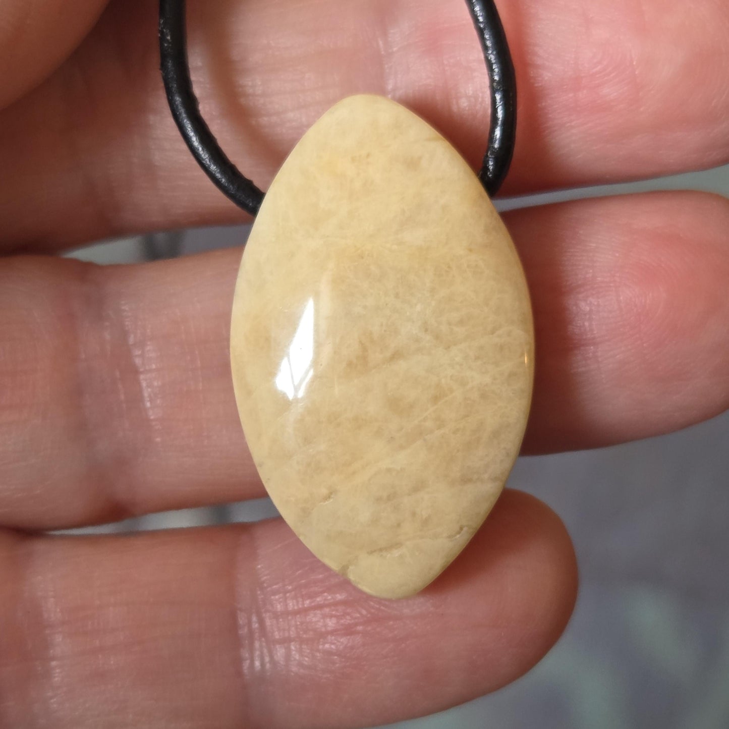 Echter Mondstein, cremefarben perlmutt Anhänger Navette förmig, 31 x 19 x 7 mm, gebohrt, an verstellbarem Lederband