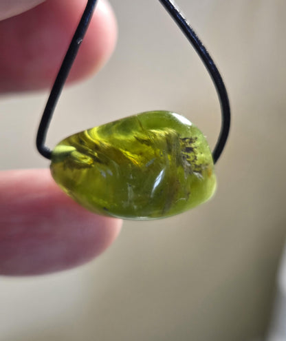 Kleiner feiner Peridot Olivin Chrysolith minimalistischer Anhänger, 15 x 22 x 13 mm , gebohrt, an verstellbarem Lederband,
