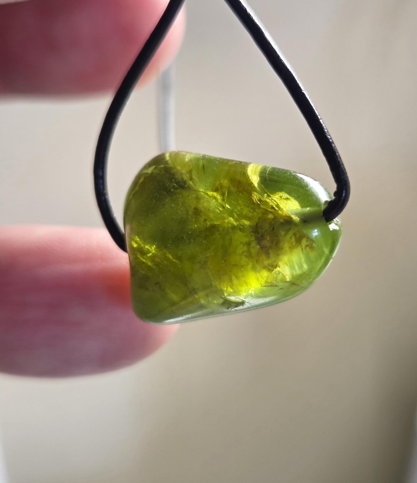 Kleiner feiner Peridot Olivin Chrysolith minimalistischer Anhänger, 15 x 22 x 13 mm , gebohrt, an verstellbarem Lederband,