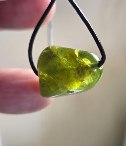 Kleiner feiner Peridot Olivin Chrysolith minimalistischer Anhänger, 15 x 22 x 13 mm , gebohrt, an verstellbarem Lederband,