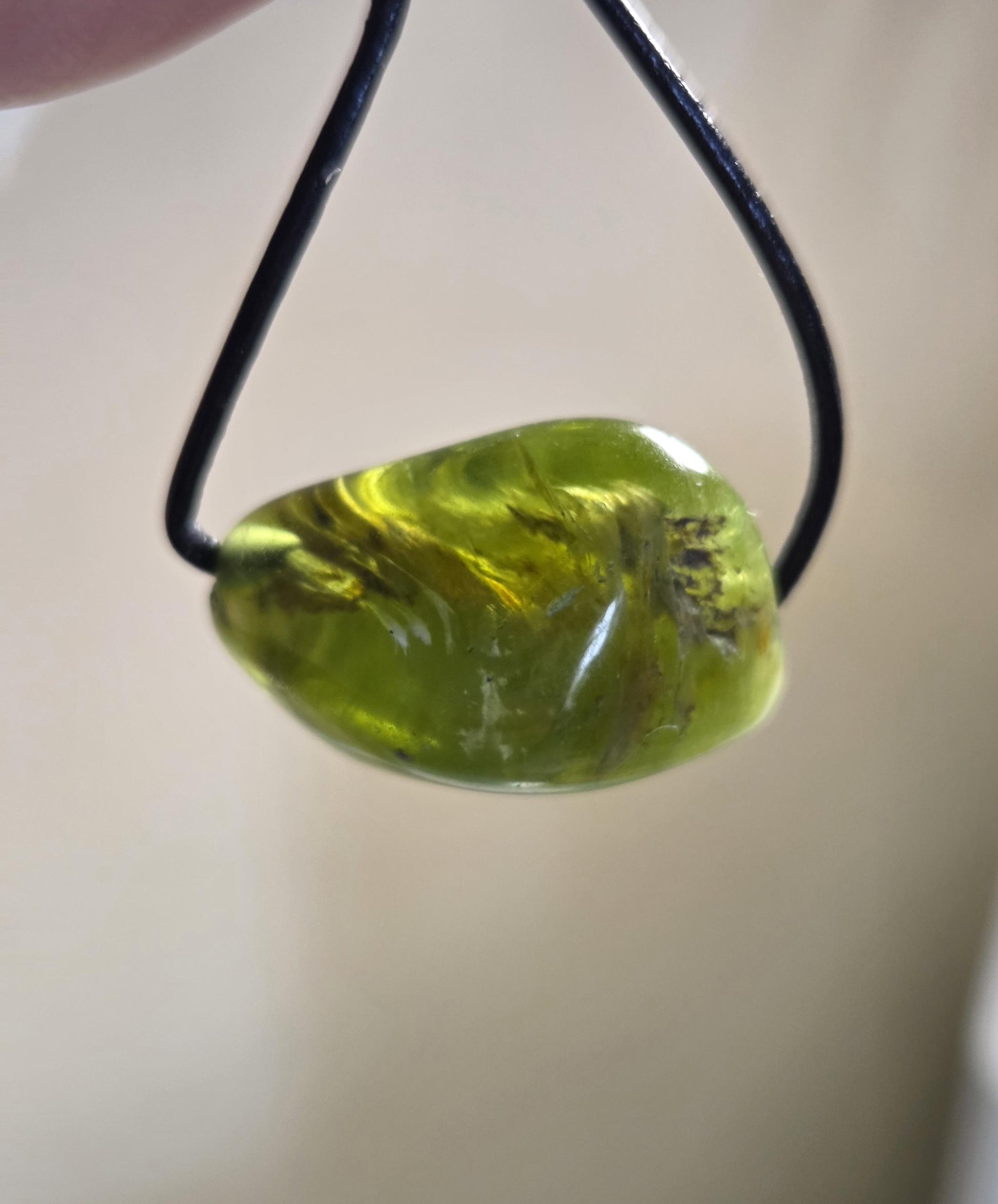 Kleiner feiner Peridot Olivin Chrysolith minimalistischer Anhänger, 15 x 22 x 13 mm , gebohrt, an verstellbarem Lederband,
