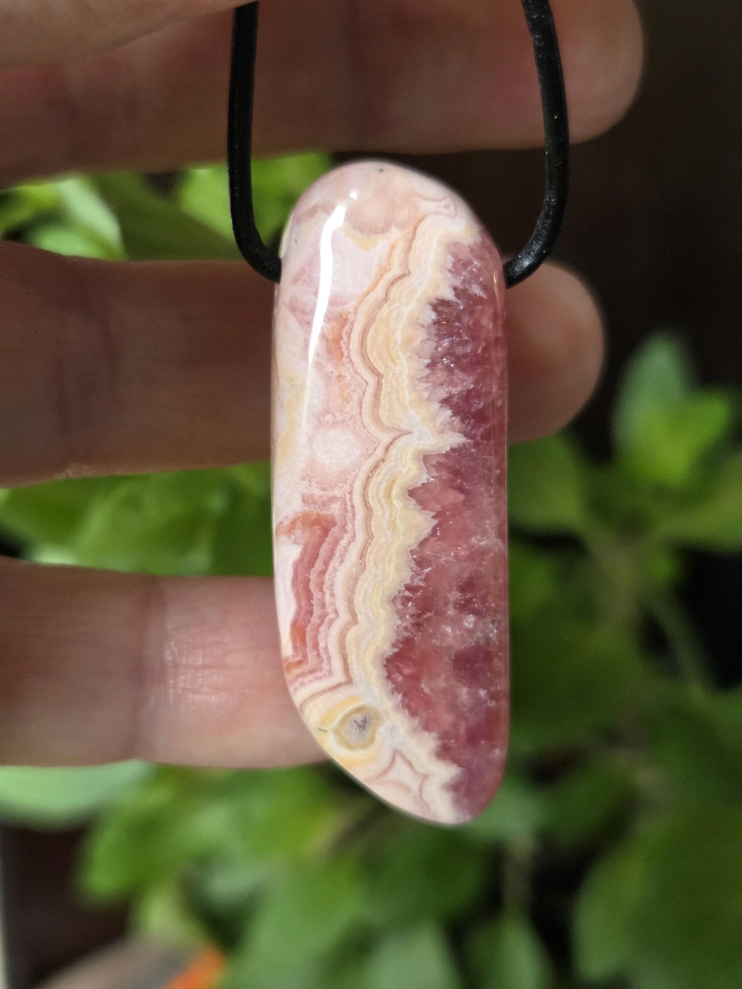 Wunderschöner Rhodochrosit Anhänger mit einzigartiger Bänderung, 49 x 18 x 8 mm, an Lederband, high quality polish, heart chakra, self love