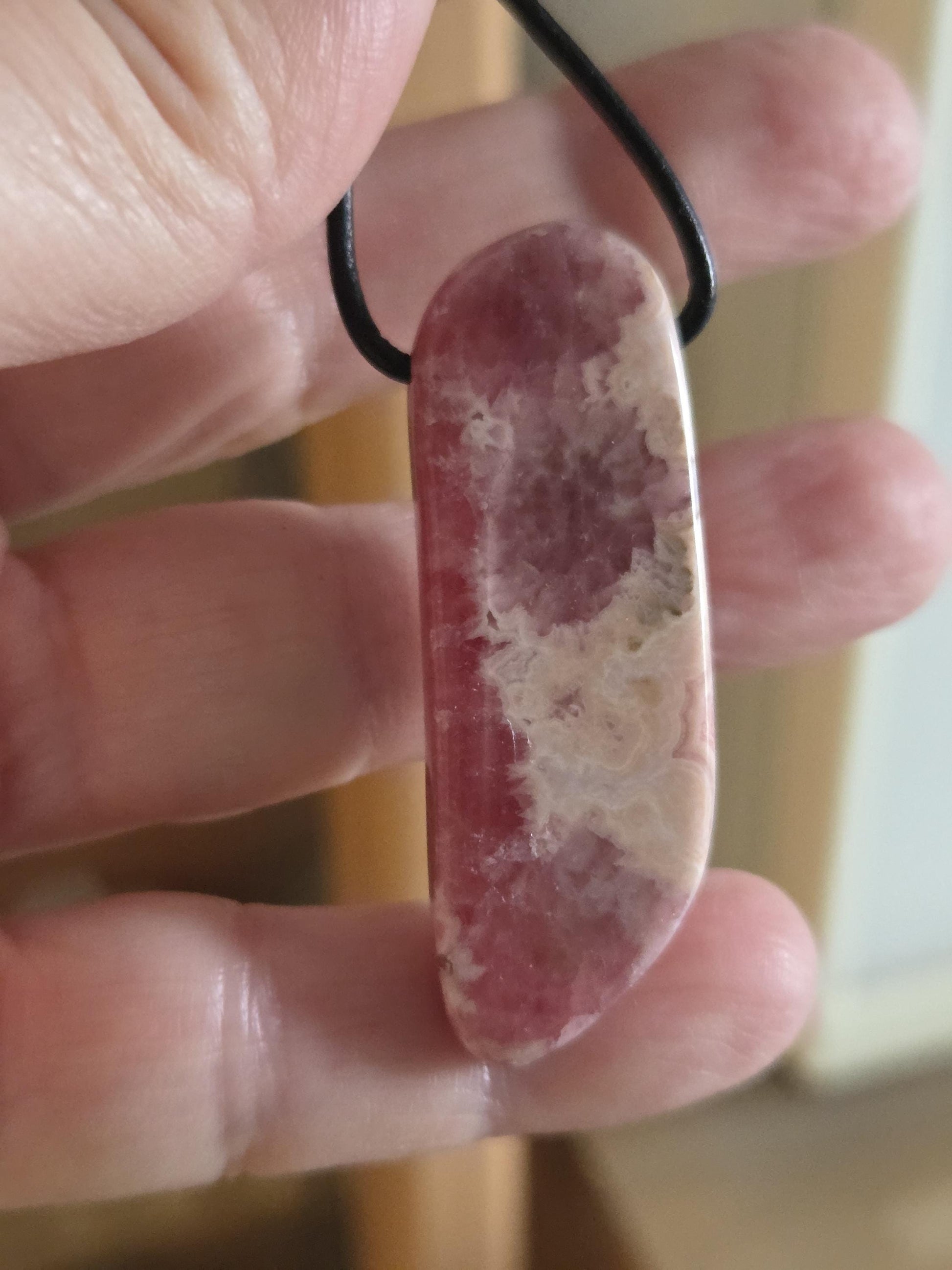 Wunderschöner Rhodochrosit Anhänger mit einzigartiger Bänderung, 49 x 18 x 8 mm, an Lederband, high quality polish, heart chakra, self love