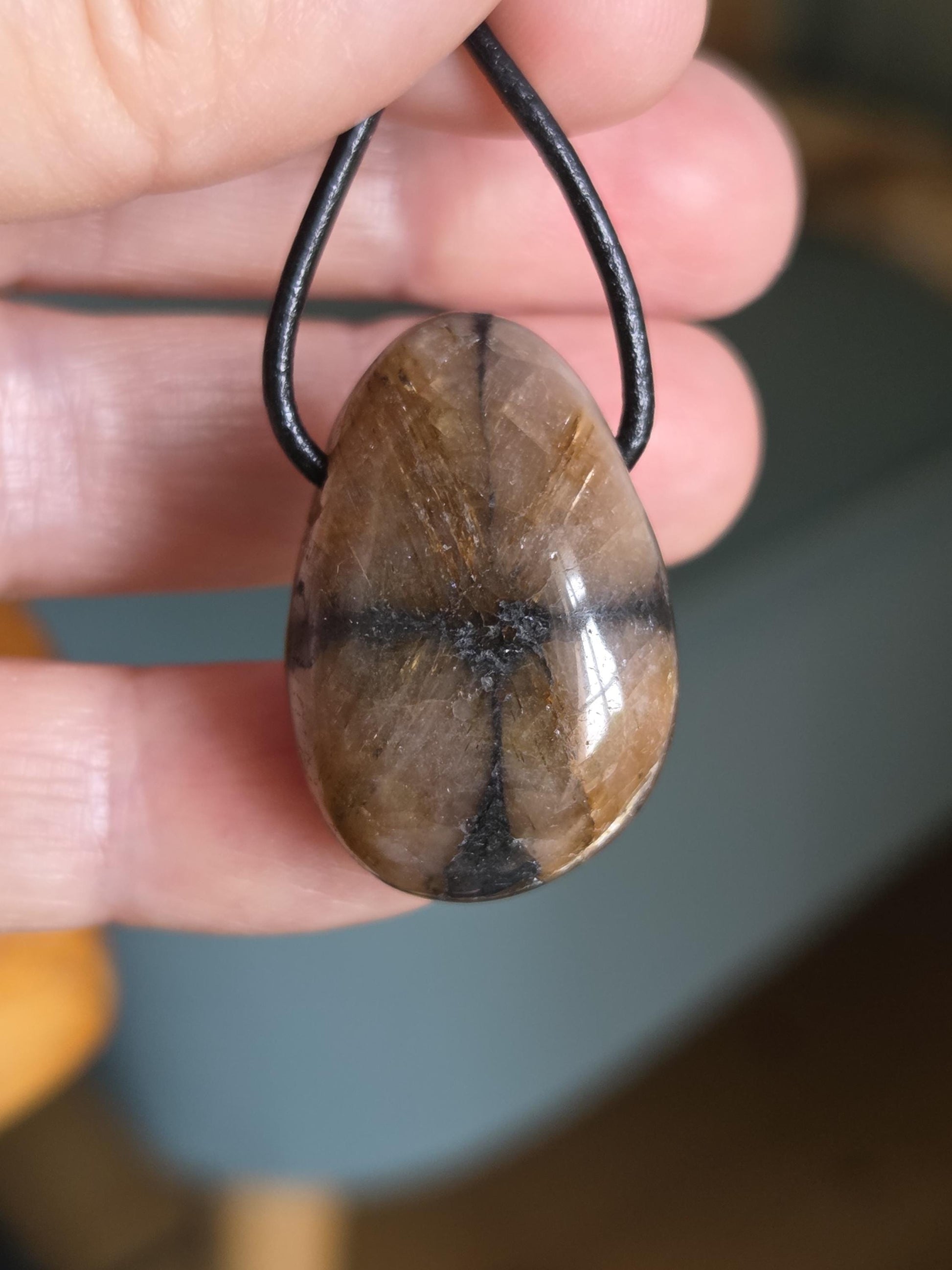 Kreuzstein Kreuz Stein Chiastolith Anhänger, 30 x 20 x 12 mm, gebohrt, an verstellbarem Lederband