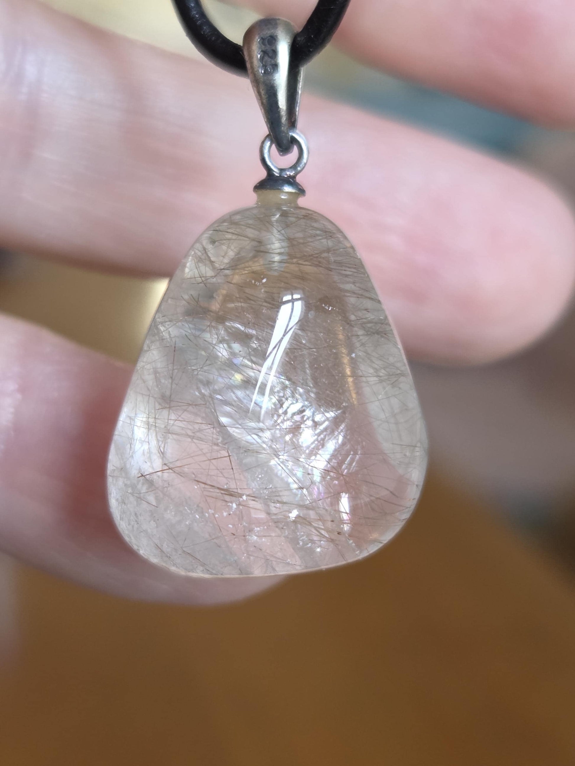 Gold Rutil Quarz, Rutilquarz Goldrutilquarz Anhänger, mit 925erSilberÖse, an verstellbarem Lederband