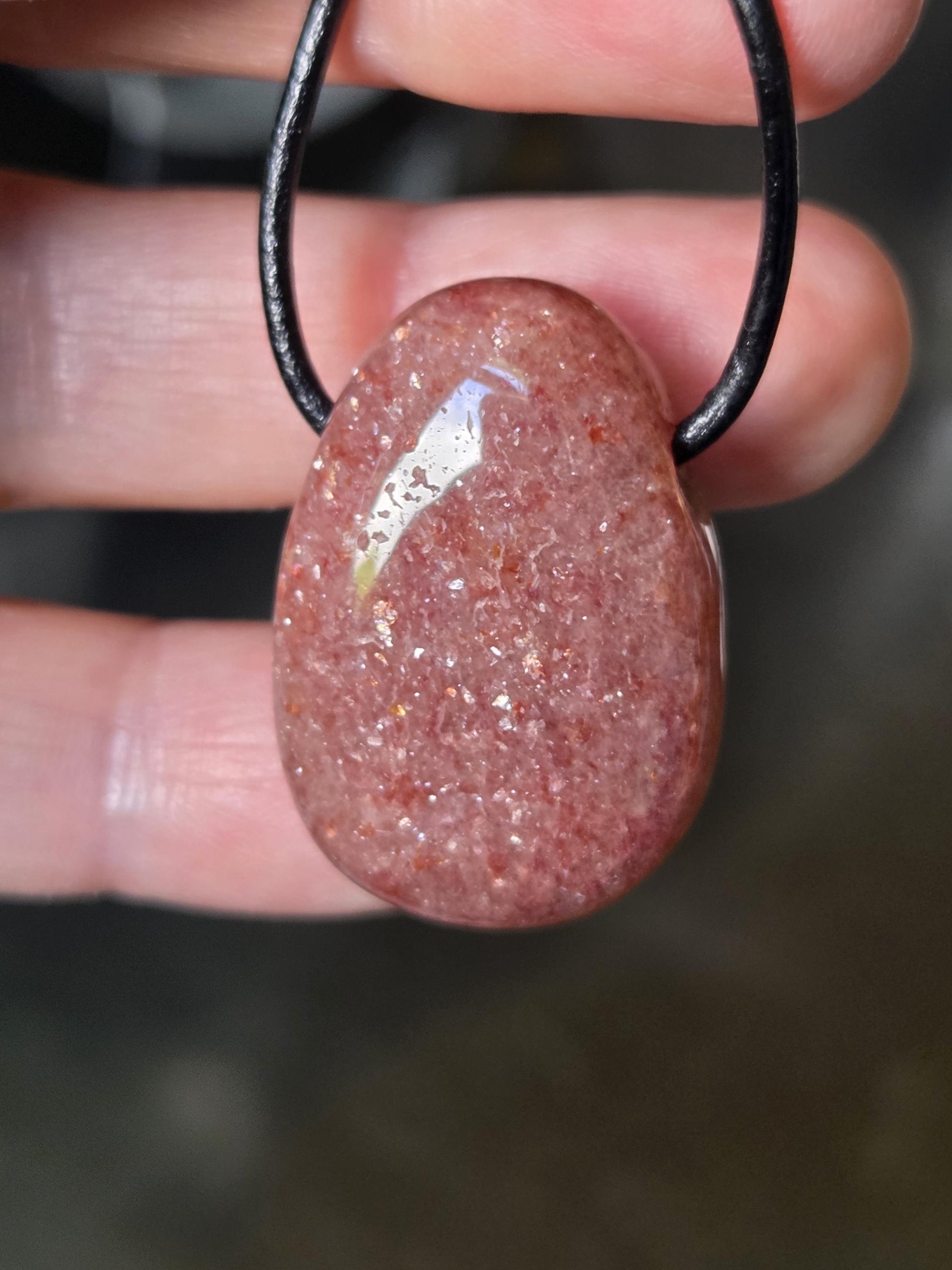 Zauberhafter Erdbeerquarz, roter Aventurin Anhänger, 30 x 20 x 10 mm, gebohrt, an verstellbarem Lederband