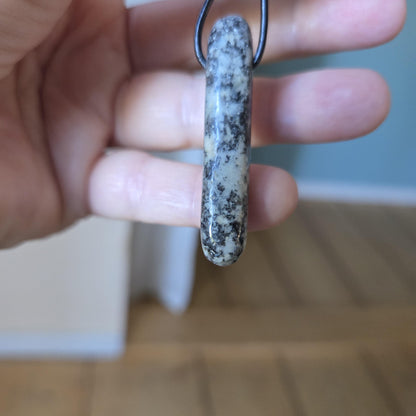 Granit Quarz Glimmer Feldspat Stäbchen Anhänger, 48 x 9 x 9 mm, gebohrt, an Lederband. Stein der Stärke, Schutzstein, "Meisterheiler"