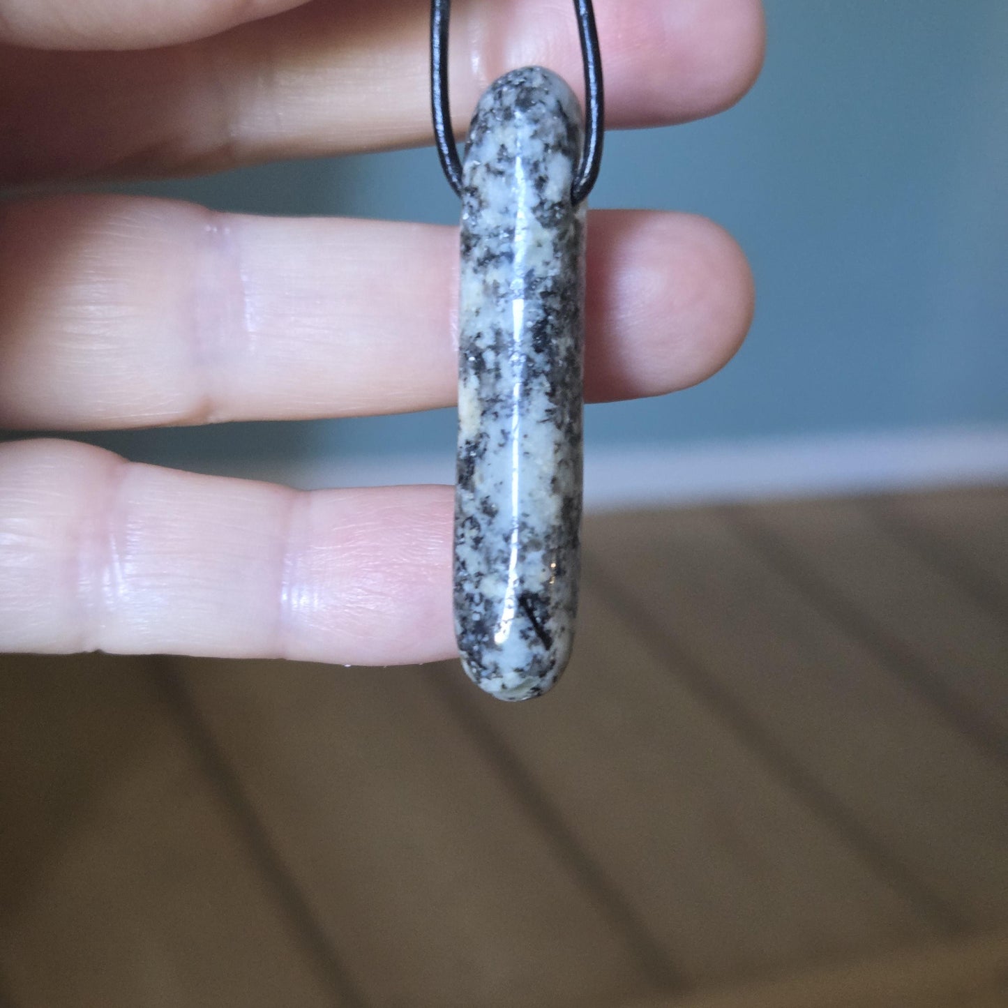 Granit Quarz Glimmer Feldspat Stäbchen Anhänger, 48 x 9 x 9 mm, gebohrt, an Lederband. Stein der Stärke, Schutzstein, "Meisterheiler"