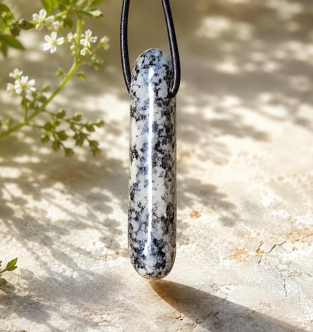 Granit Quarz Glimmer Feldspat Stäbchen Anhänger, 48 x 9 x 9 mm, gebohrt, an Lederband. Stein der Stärke, Schutzstein, "Meisterheiler"