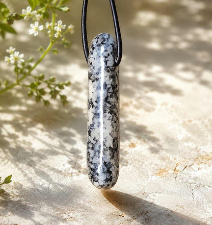 Granit Quarz Glimmer Feldspat Stäbchen Anhänger, 48 x 9 x 9 mm, gebohrt, an Lederband. Stein der Stärke, Schutzstein, "Meisterheiler"