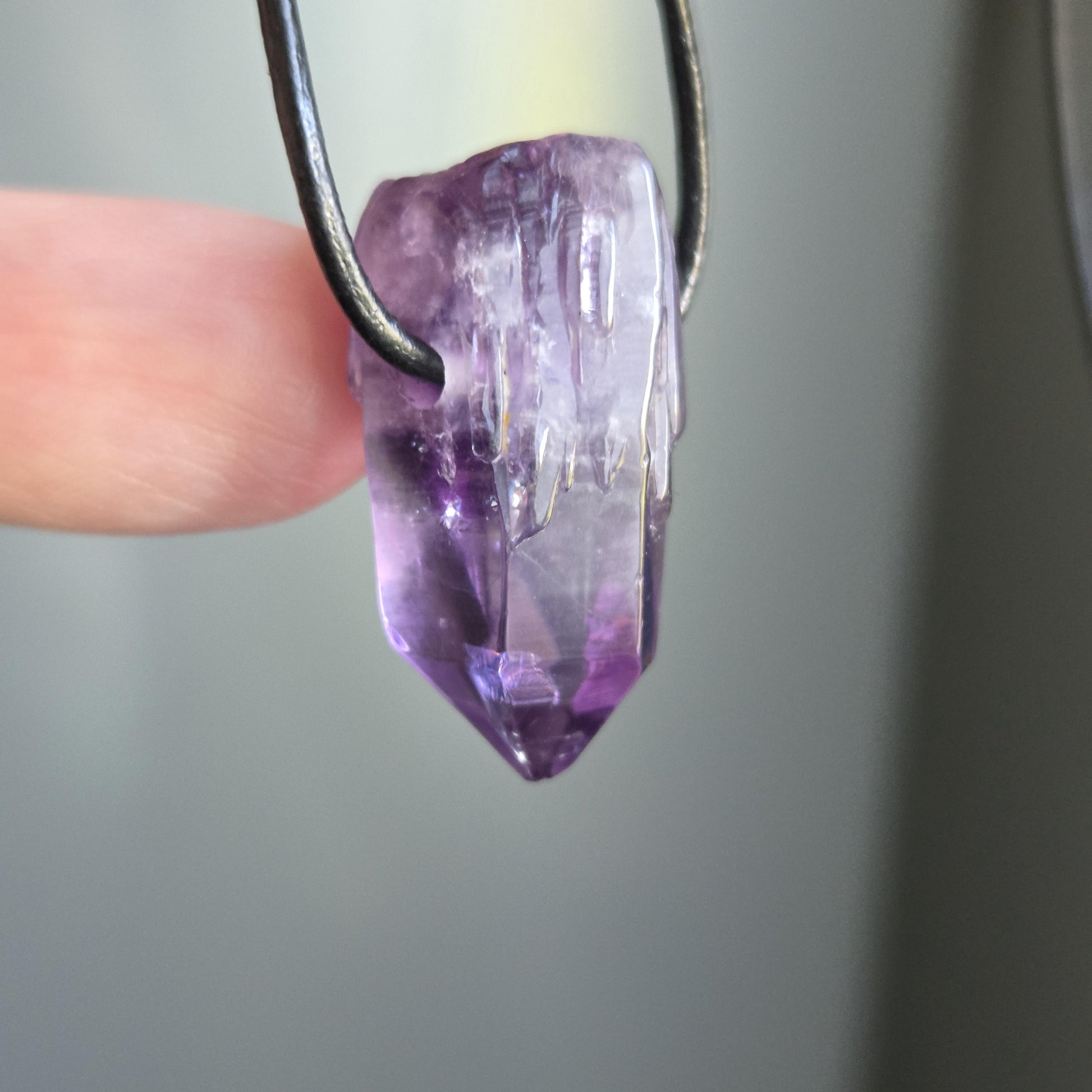 Amethyst Kristall Spitze, Phantomquarz, Rohstein, Healing Crystal, Heilkristall, 27 x 12 x 14 mm, an verstellbarem Lederband