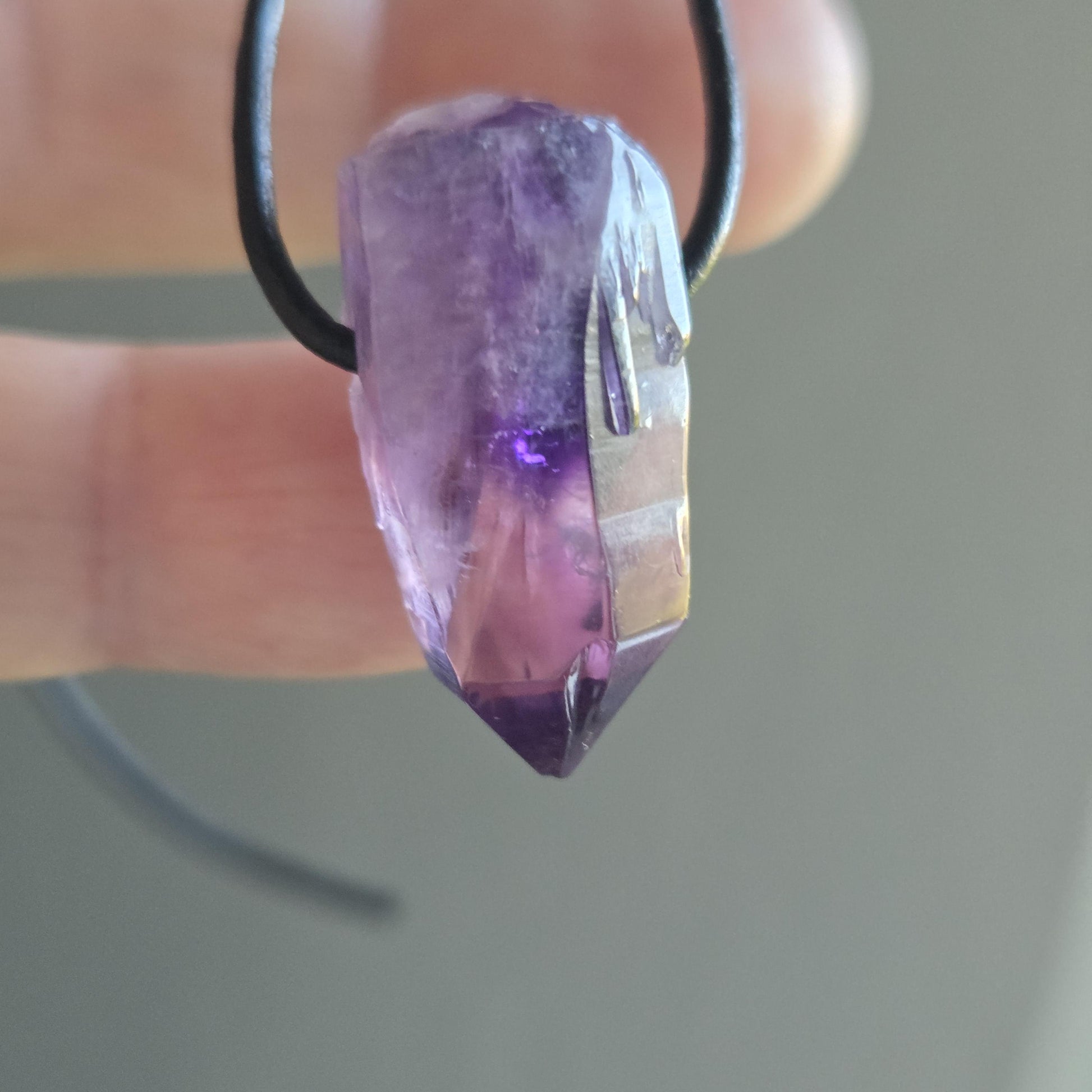 Amethyst Kristall Spitze, Phantomquarz, Rohstein, Healing Crystal, Heilkristall, 27 x 12 x 14 mm, an verstellbarem Lederband