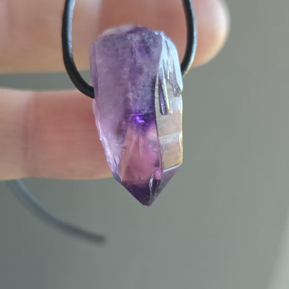 Amethyst Kristall Spitze, Phantomquarz, Rohstein, Healing Crystal, Heilkristall, 27 x 12 x 14 mm, an verstellbarem Lederband