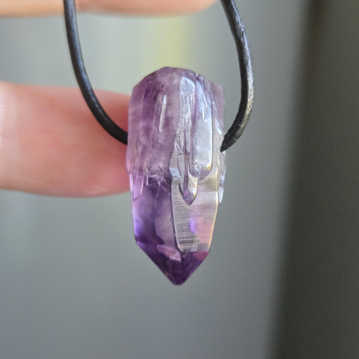 Amethyst Kristall Spitze, Phantomquarz, Rohstein, Healing Crystal, Heilkristall, 27 x 12 x 14 mm, an verstellbarem Lederband