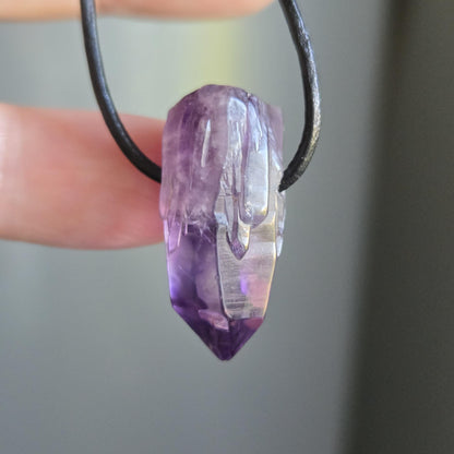 Amethyst Kristall Spitze, Phantomquarz, Rohstein, Healing Crystal, Heilkristall, 27 x 12 x 14 mm, an verstellbarem Lederband