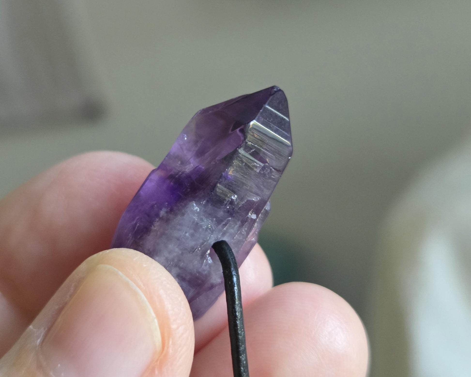 Amethyst Kristall Spitze, Phantomquarz, Rohstein, Healing Crystal, Heilkristall, 27 x 12 x 14 mm, an verstellbarem Lederband