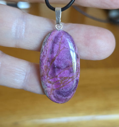Feiner Kobalt Calcit rosa pink lila Anhänger, an 925er Silberöse, an verstellbarem Lederband, "Herzöffner", Herzchakra, Selbstliebe