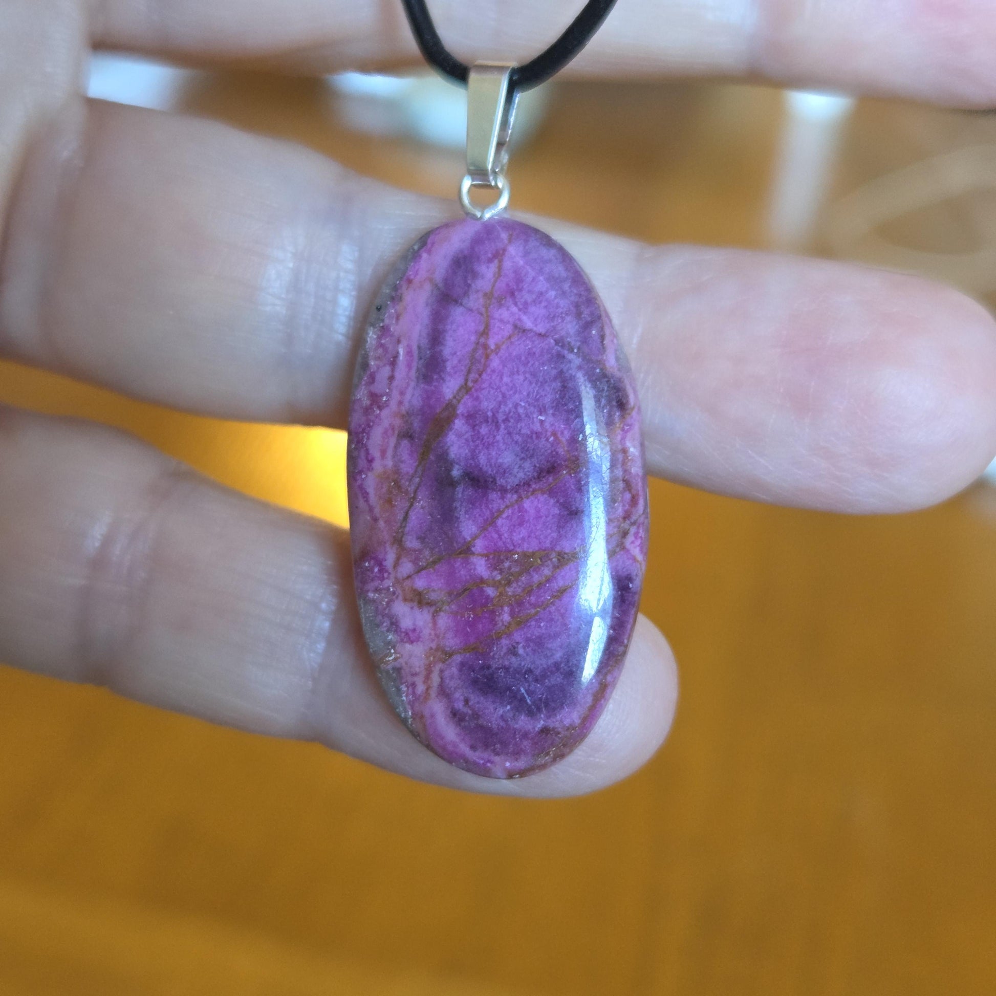 Feiner Kobalt Calcit rosa pink lila Anhänger, an 925er Silberöse, an verstellbarem Lederband, "Herzöffner", Herzchakra, Selbstliebe