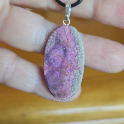 Feiner Kobalt Calcit rosa pink lila Anhänger, an 925er Silberöse, an verstellbarem Lederband, "Herzöffner", Herzchakra, Selbstliebe