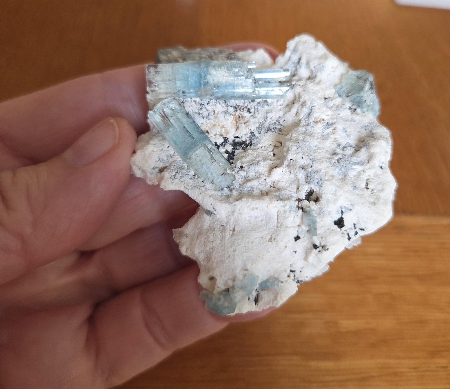 Aquamarin Stufe auf Orthoklas, mit Mini schwarzem Turmalin, Stufe, Erongo Namibia, 55 x 63 x 25 mm, 29,80 g.,149 ct.