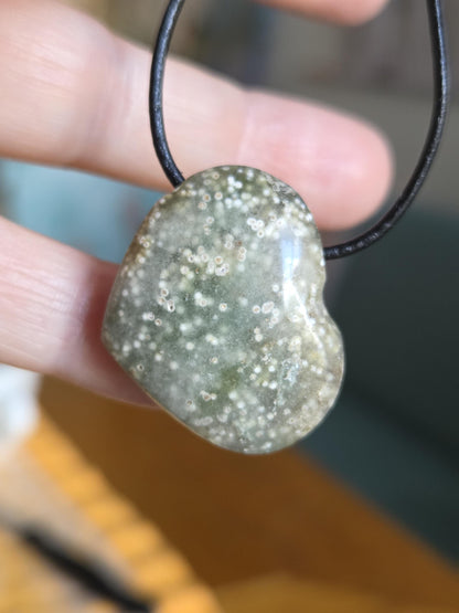 Ozean Jaspis, Ocean Jasper, Ozeanjaspis Herz förmig Anhänger, 30 x 25 x 11 mm, gebohrt, an verstellbarem Lederband