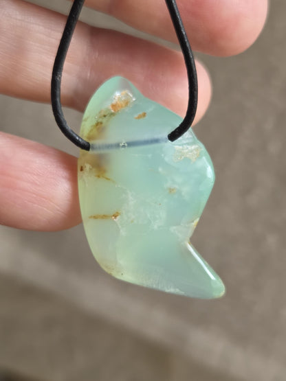 Chrysopras durchscheinend hell Anhänger, 40 x 23 x 11 mm, gebohrt, an verstellbarem Lederband, Chrysoprase pedant