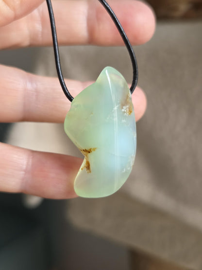 Chrysopras durchscheinend hell Anhänger, 40 x 23 x 11 mm, gebohrt, an verstellbarem Lederband, Chrysoprase pedant