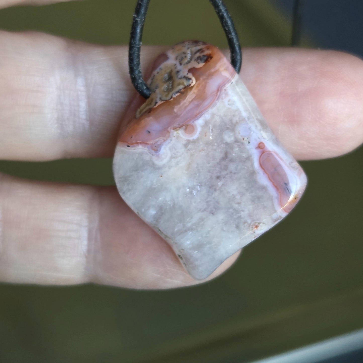 Achat rot weiß Anhänger 33 x 26 x 9 mm, gebohrt an verstellbarem Lederband