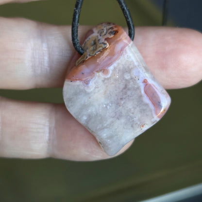 Achat rot weiß Anhänger 33 x 26 x 9 mm, gebohrt an verstellbarem Lederband