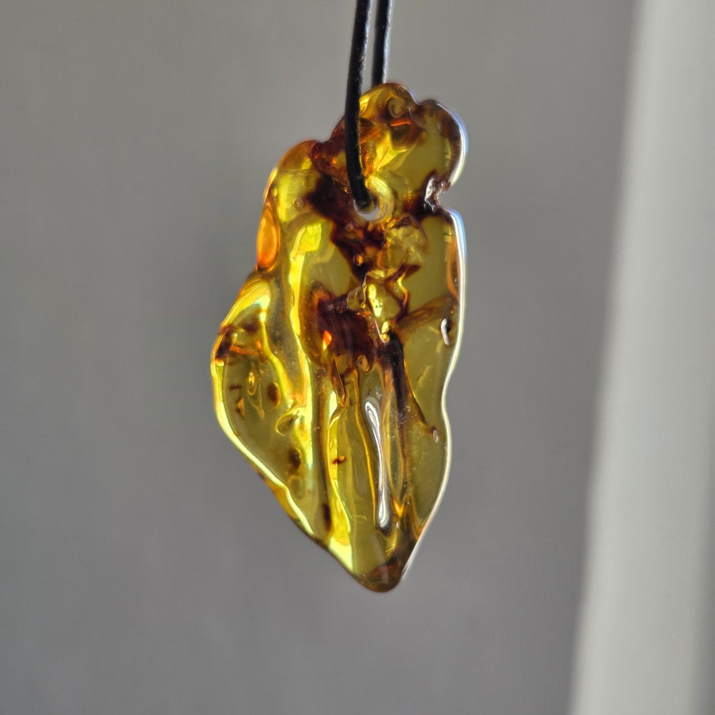 Großer baltischer Bernstein Anhänger, Amulett, Amber pendant, 53 x 21 x 20 mm, an verstellbarem Lederband