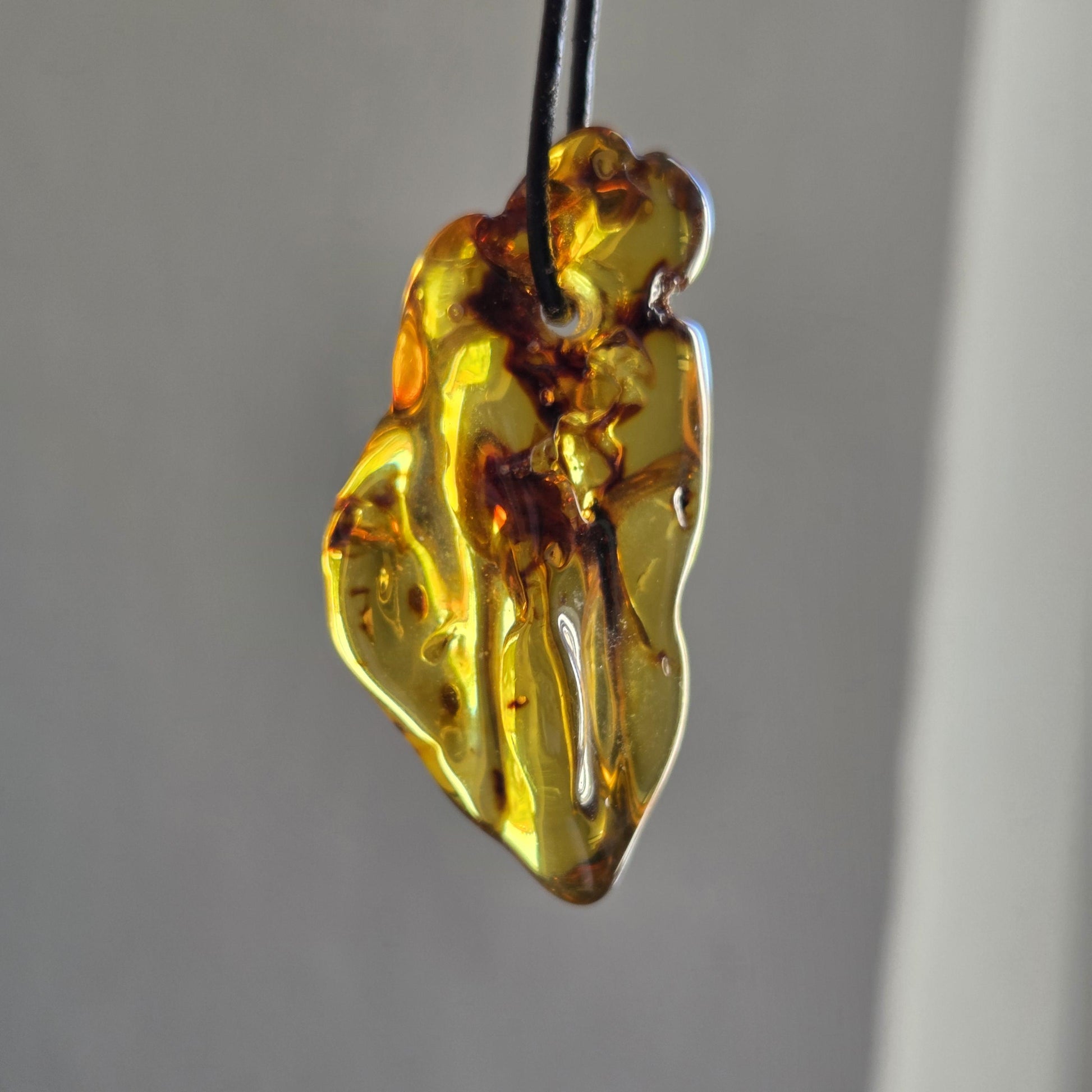 Großer baltischer Bernstein Anhänger, Amulett, Amber pendant, 53 x 21 x 20 mm, an verstellbarem Lederband