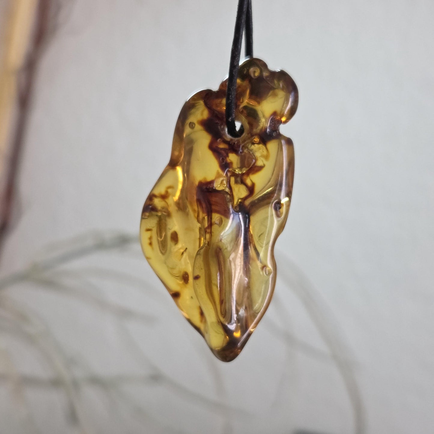 Großer baltischer Bernstein Anhänger, Amulett, Amber pendant, 53 x 21 x 20 mm, an verstellbarem Lederband