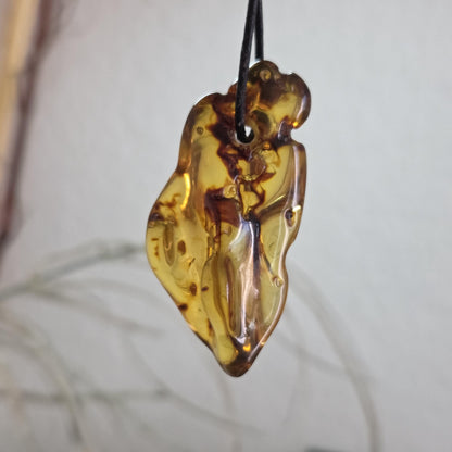Großer baltischer Bernstein Anhänger, Amulett, Amber pendant, 53 x 21 x 20 mm, an verstellbarem Lederband