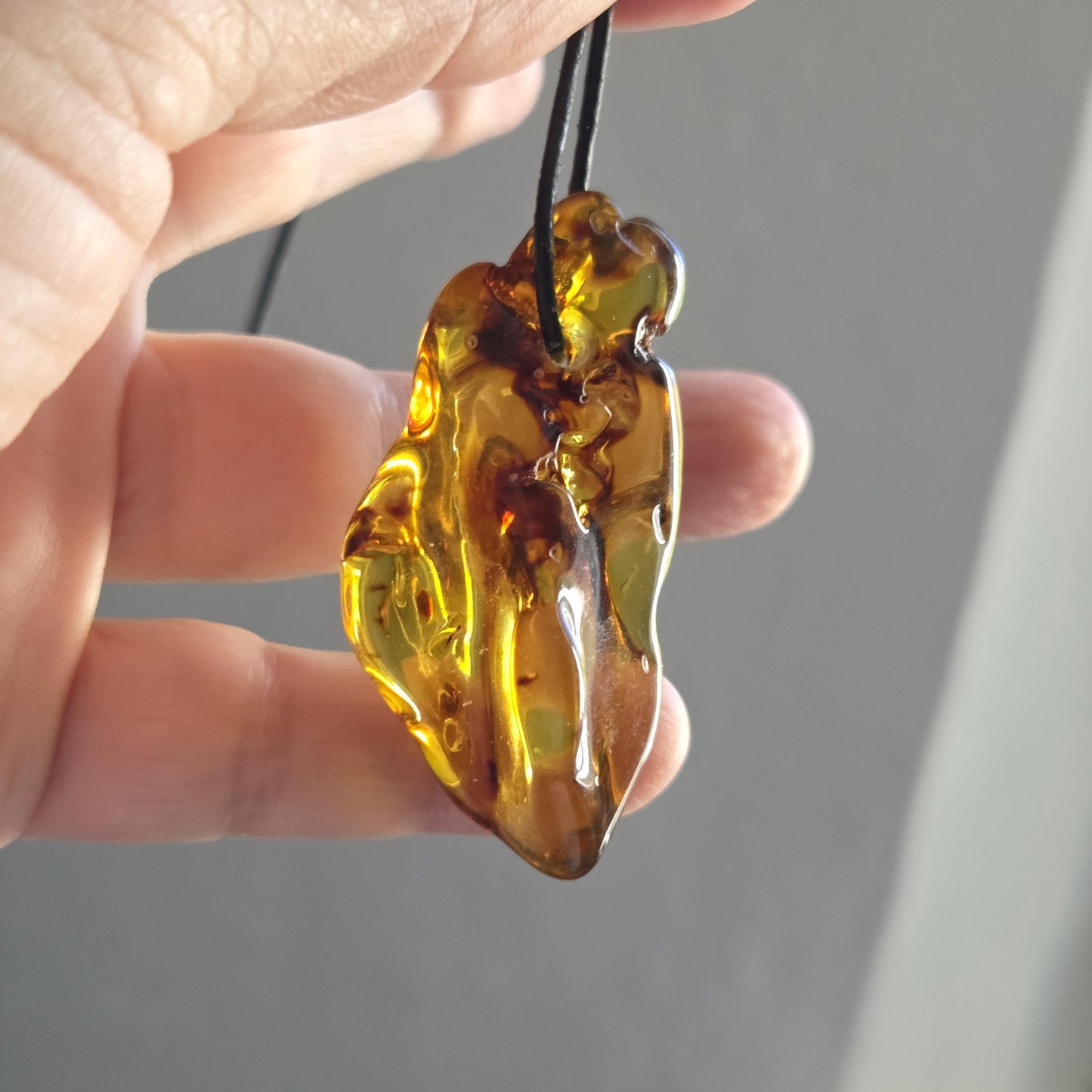 Großer baltischer Bernstein Anhänger, Amulett, Amber pendant, 53 x 21 x 20 mm, an verstellbarem Lederband