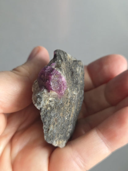 Rubin Cluster in Syenit Granit Biotit Matrix mit Fluoreszenz, Rohstein Sammlerstein