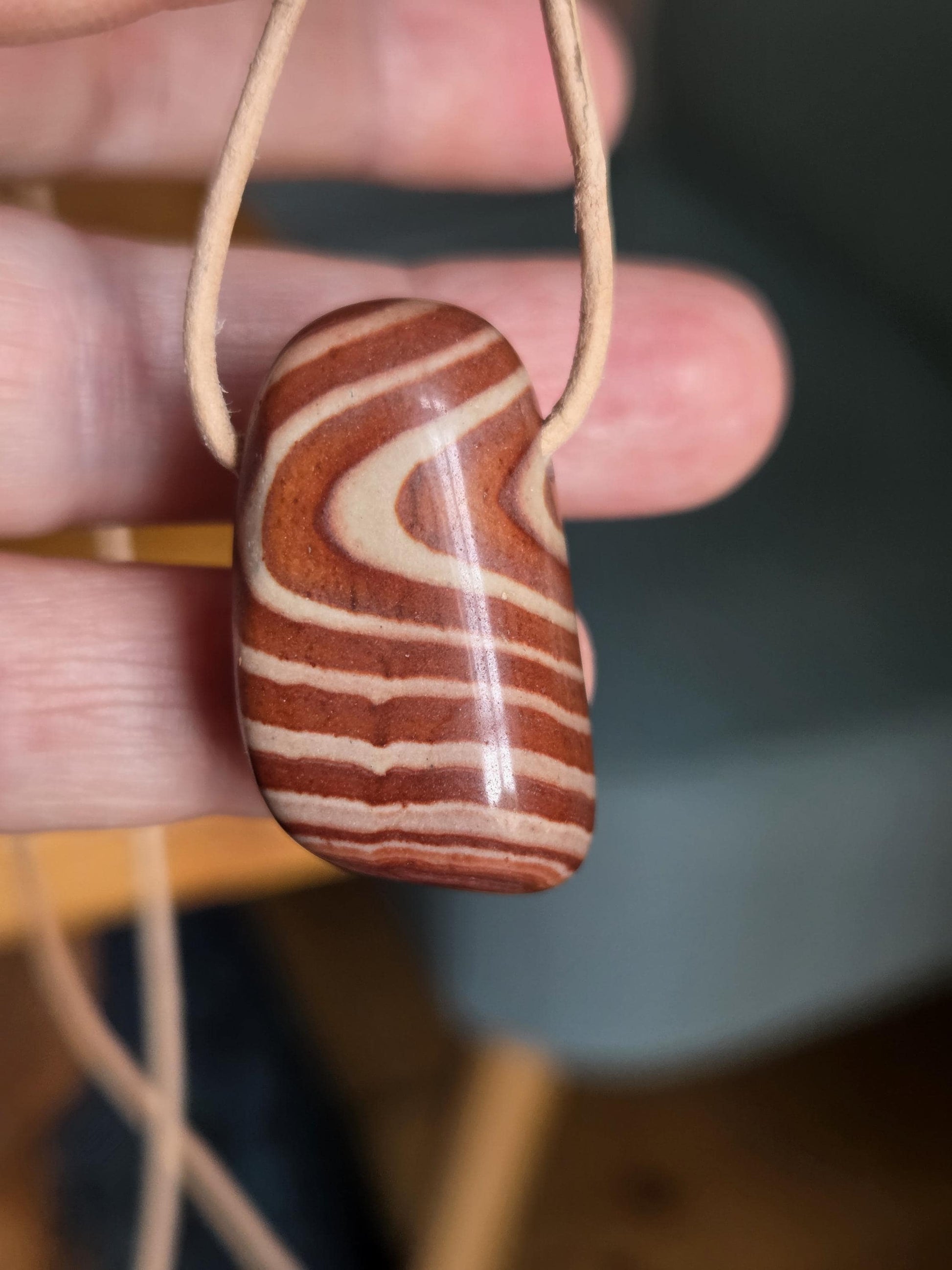 Aztekenstein Dr. Liesegang Stein Anhänger, 32 x 19 x 12 mm, gebohrt, an verstellbarem Lederband