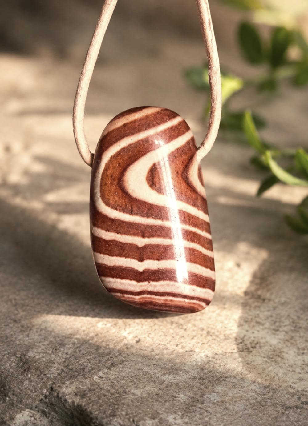 Aztekenstein Dr. Liesegang Stein Anhänger, 32 x 19 x 12 mm, gebohrt, an verstellbarem Lederband