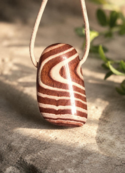 Aztekenstein Dr. Liesegang Stein Anhänger, 32 x 19 x 12 mm, gebohrt, an verstellbarem Lederband
